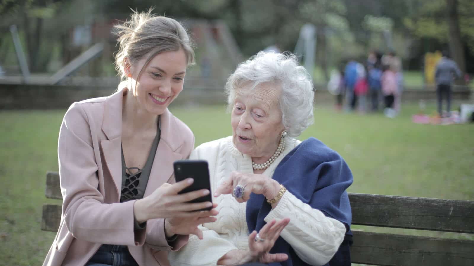 mama si fiica pe telefon