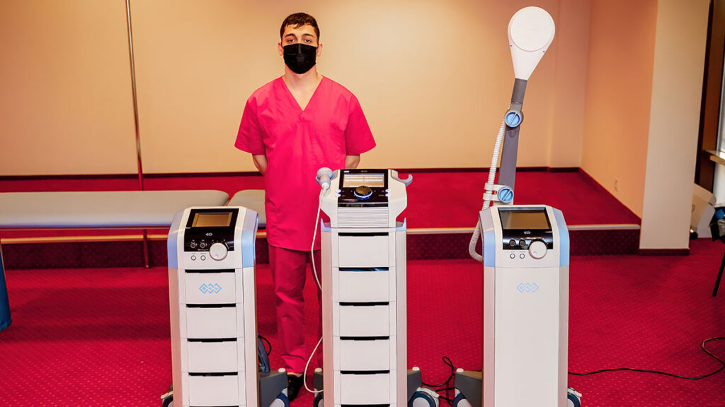 fizioterapeut cu echipamente de fizioterapie la Affinity Life Care